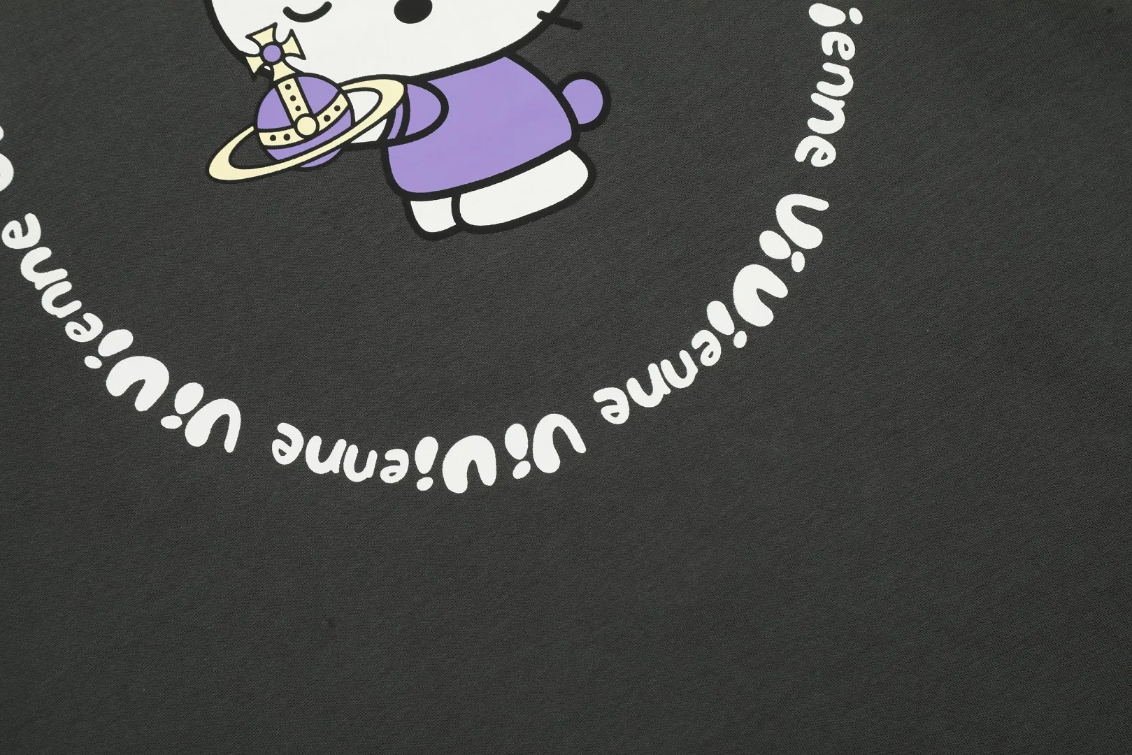 vivienne west wood Vivienne Saturn Hello Kitty cartoon long sleeves Simple and fashionable, highly practical for wearing inside and outside. Full range of correct accessories. Every detail is fully restored. Straightforward to pull up. Size: S M L cement gray